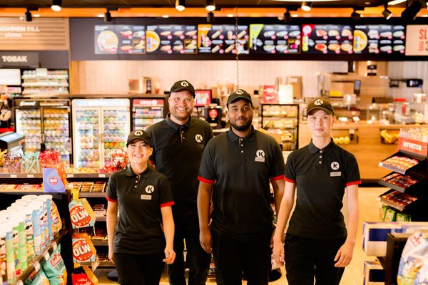 Наушники, разговоры по телефону и придирчивые вопросы — то, что сильнее всего мешает работе сотрудников АЗС