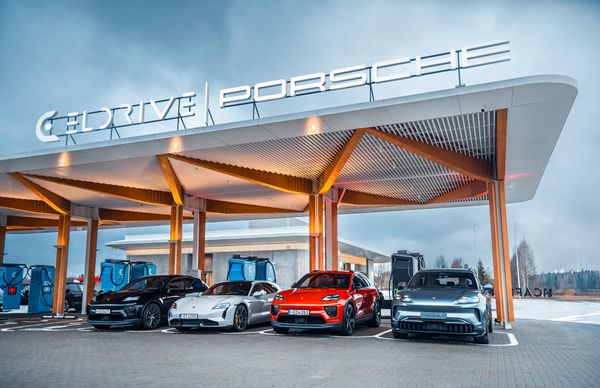 Зарядный хаб для электромобилей в Литве с логотипом Porsche на навесе