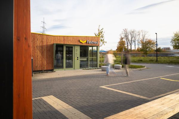 Fastned открыла беспилотный магазин нового поколения на зарядном хабе в Германии