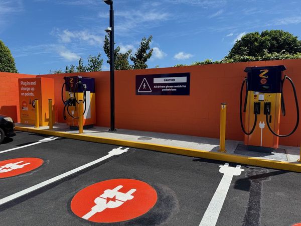 Пример оформления зоны зарядки на АЗС Z Energy в Новой Зеландии