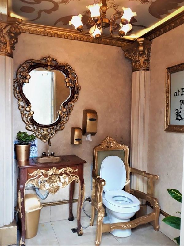 Королевский туалет на автозаправочной станций на Филиппинах