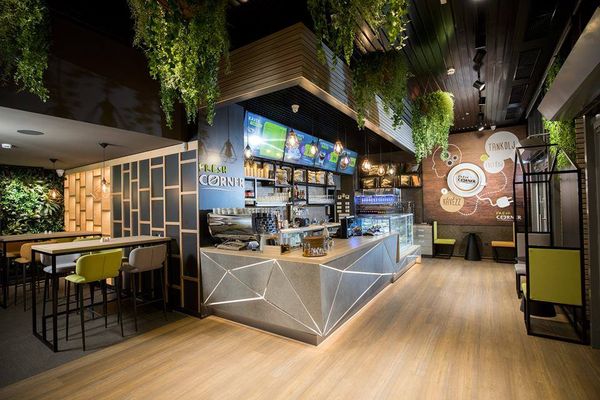 Кафе в центре города, фуд-трак и трехколесный тук-тук — венгерский MOL развивает Fresh Corner