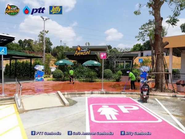 Новая сервисная станция в Камбодже с розовой парковкой для женщин