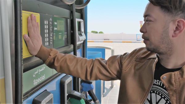 В Арабских Эмиратах клиентам предлагают выбрать как заправлять автомобиль