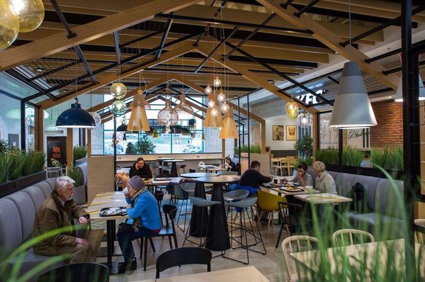 Удобные места для отдыха, пространство для работы и зонированные фуд-корты