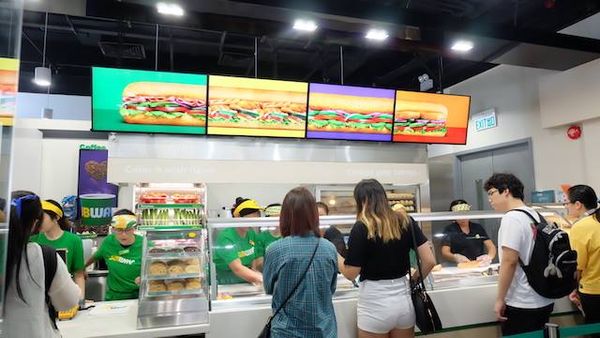 Наглядная демонстрация свежести продуктов - целые помидоры и огурцы на витринах ресторанов Subway