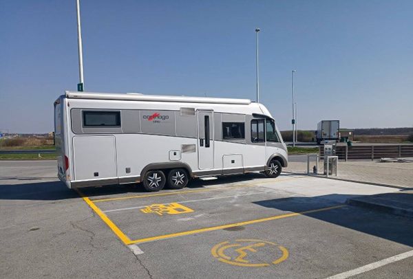 Стоянка для кемперов на АЗС — розетка, вода и слив для отходов