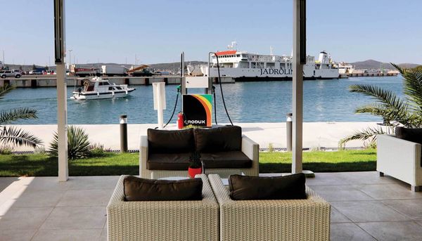 И по морю, и по суше