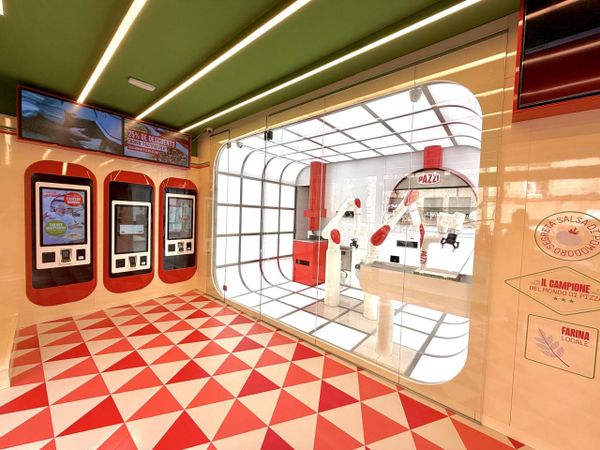 Пицца на вынос, которую готовят роботы на глазах у клиента