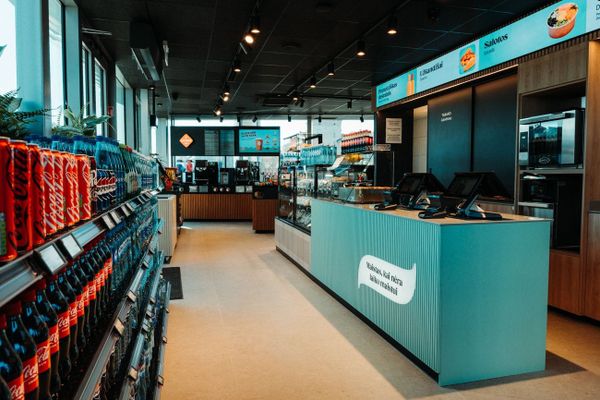 Узкие цифровые экраны в магазинах Narvesen в Литве