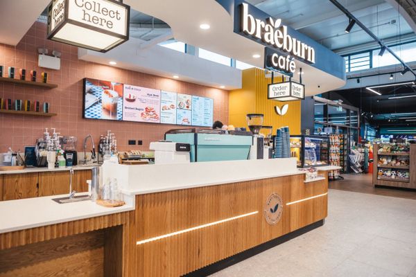 Магазин после реновации на трассовом комплексе Applegreen в Ирландии