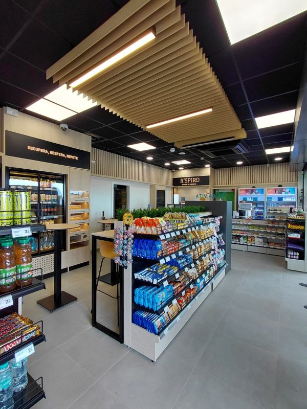 Комбинированный торговый остров в магазине на АЗС