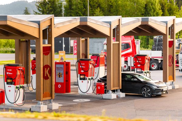 Оплата банковскими картами за зарядку электромобилей внедрена Circle K в Норвегии раньше, чем того потребовал закон