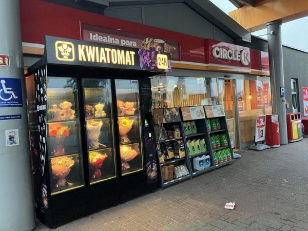 Что стоит за решением поставить цветочный автомат на АЗС Circle K в Польше