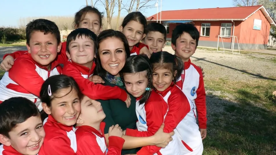 Köy okulunun ışığını globale taşıdı