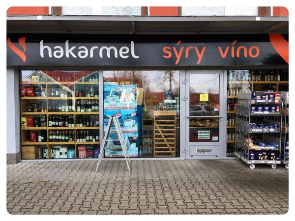 Prodejna Hakarmel se sýry a vínem