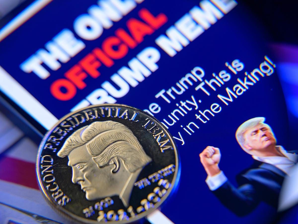 Bên Trong Bữa Tối Bí Mật của Donald Trump Dành Cho Các Holder Memecoin TRUMP: Thực Đơn Sang Trọng, Quà Tặng Xa Xỉ và Biểu Tình Bên Ngoài