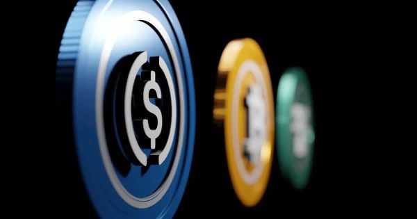 Cố vấn của Putin cáo buộc Mỹ dùng stablecoin và vàng để làm suy yếu khoản nợ 37 nghìn tỷ USD