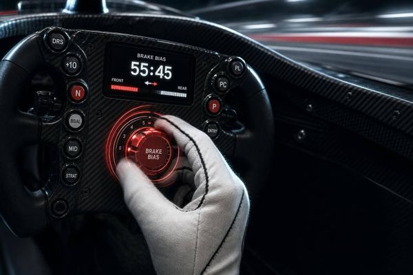 How F1 Drivers Adjust Brake Bias In Race