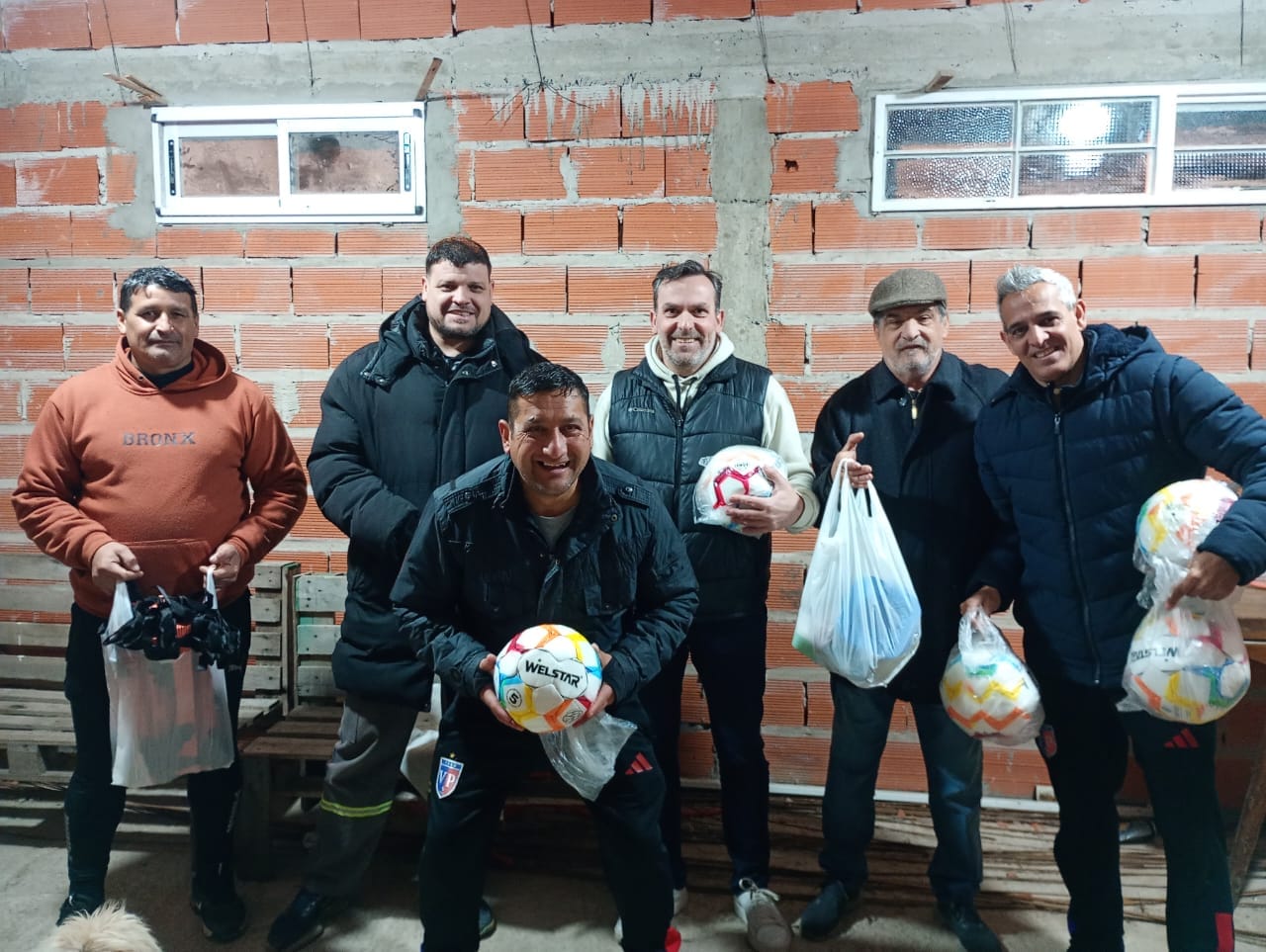 Swar recorrió el Club Villa Progreso en Berisso y entregó material deportivo