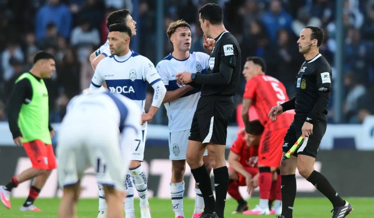 Gimnasia no encuentra el rumbo y sigue perdiendo: polémicas con el VAR en la caída ante Gimnasia de Mendoza