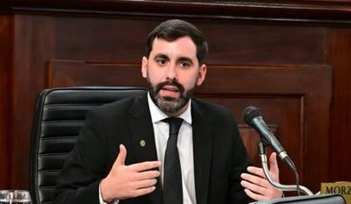 Duro reclamo de un concejal a una libertaria por "robarse una banca"