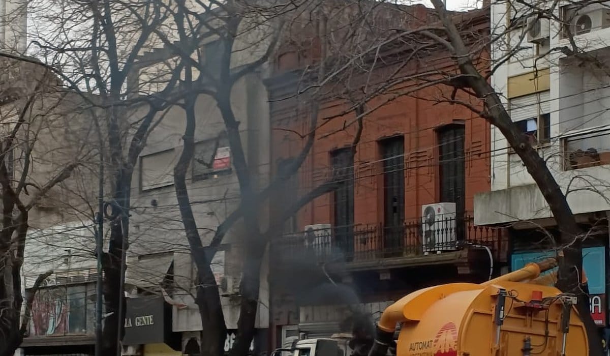 ABSA trabaja para reparar el caño roto de 7 y 45: cortaron la Av. 7
