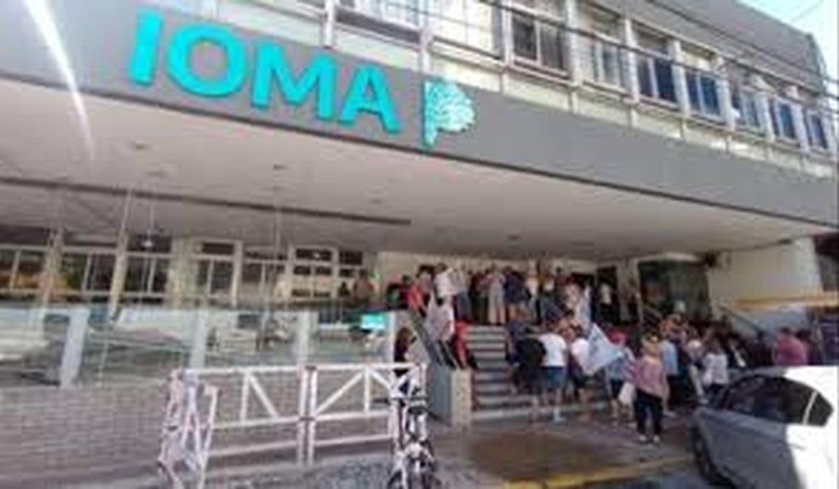 Familiares de personas con discapacidad protestaron en el IOMA