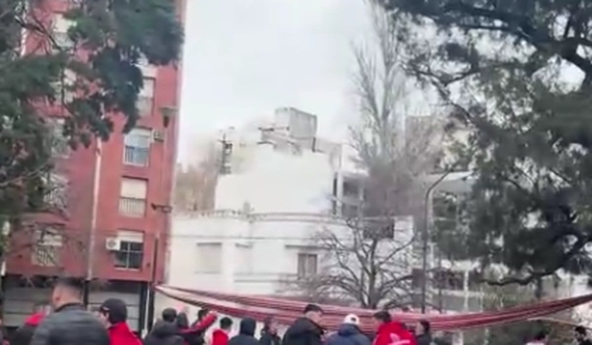 Después del clásico, la otra postal de UNO: asados a la estaca y una "súper mugre" frente a la Casa Curutchet