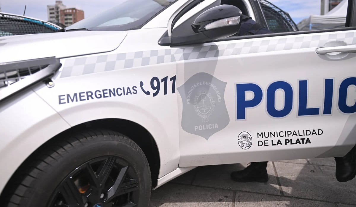 Padre e hijo intentaron robarle a un policía en Los Hornos, fueron baleados y terminaron detenidos