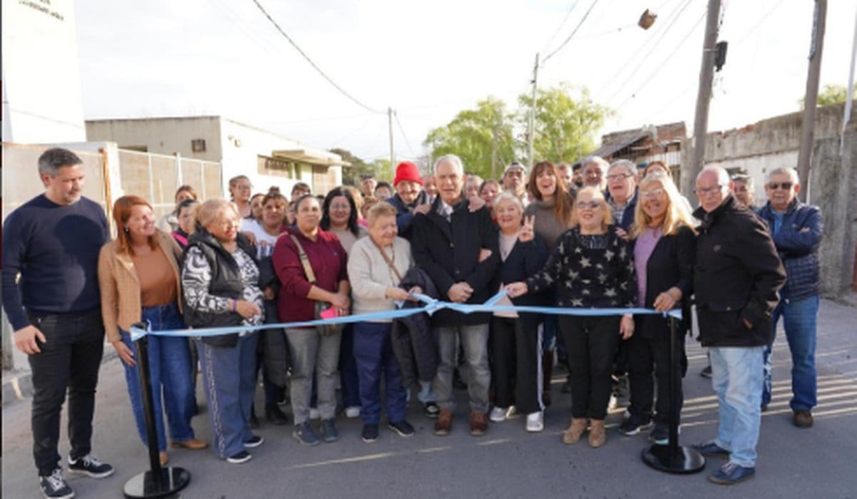 Alak inauguró la pavimentación de calle 65 en Los Hornos