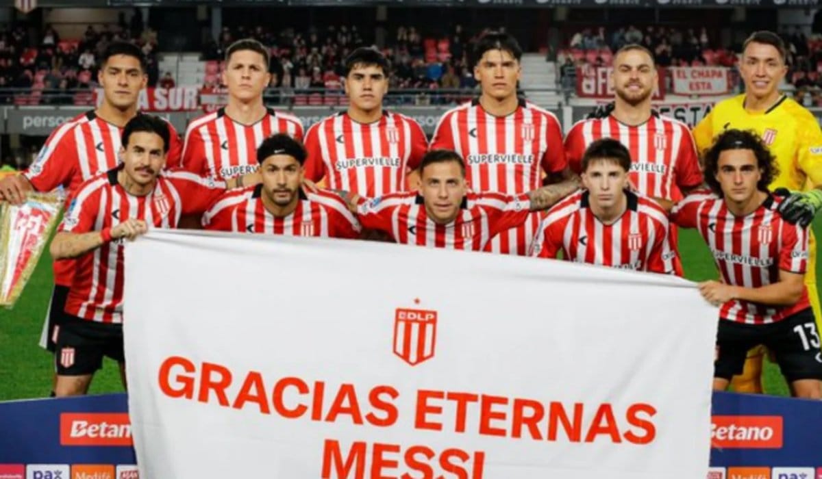 Estudiantes homenajeó a Lionel Messi antes del partido con Newell's