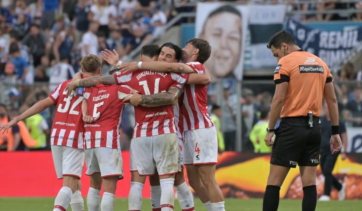 Estudiantes ganó agónico y quedó al borde de los playoffs
