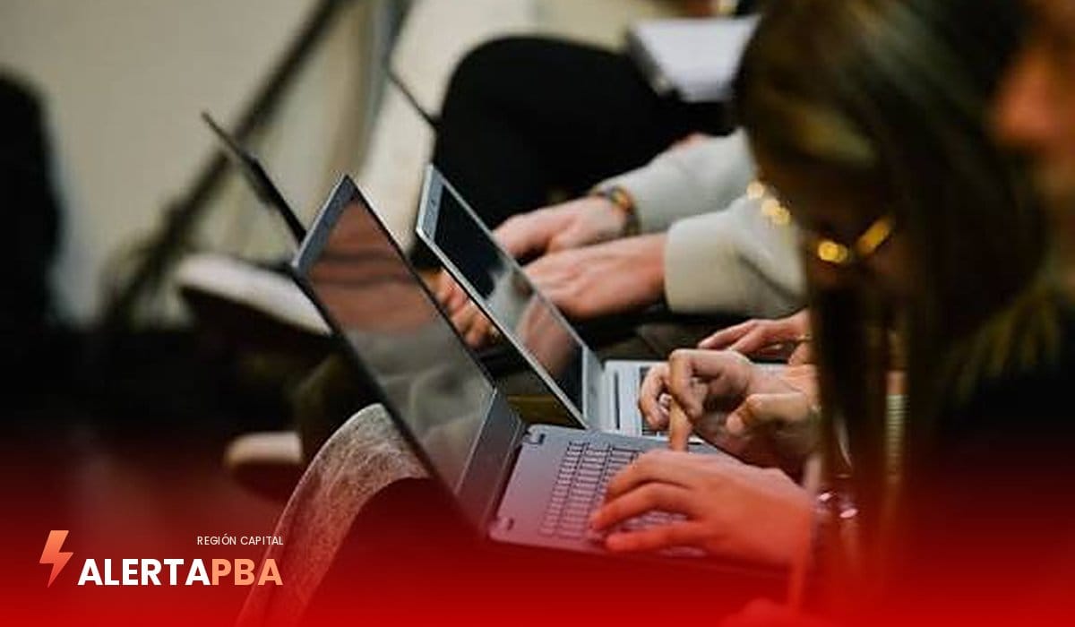 El algoritmo puntero: la militancia digital toma el control del barrio analógico