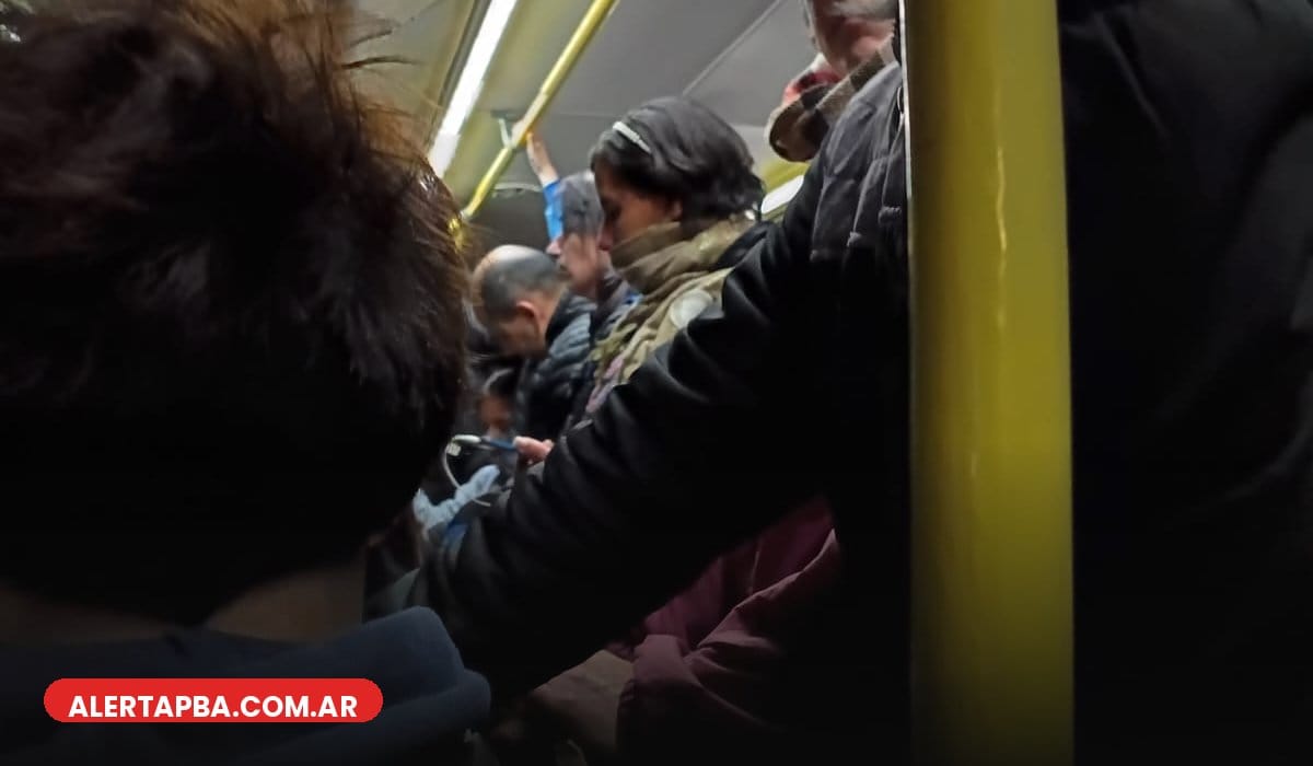 personas viajando partadas en un micro en la plata