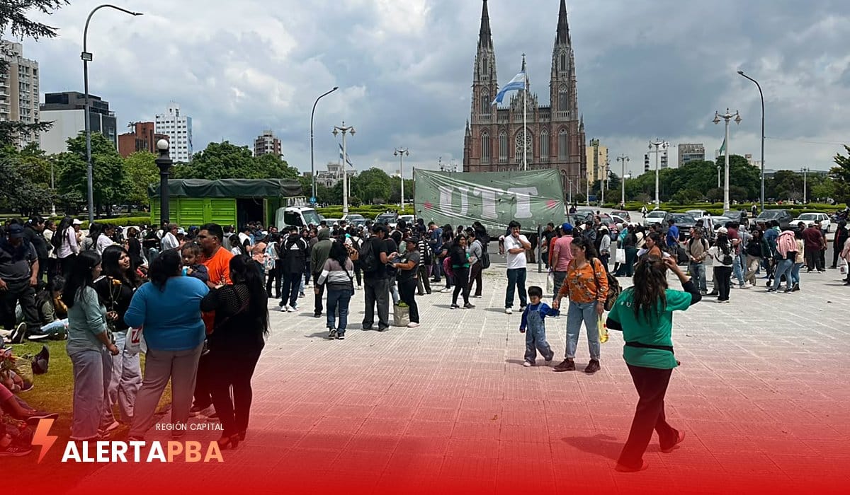 Hubo rabanitos para todos: frenaron el tractorazo en La Plata y los productores hicieron un «verdurazo» frente a la Municipalidad