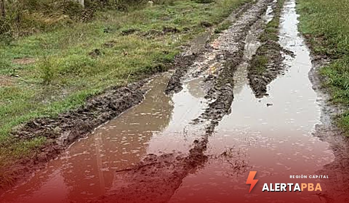 “La calle 704 también es Ignacio Correas”: vecinos denuncian abandono y dicen que el camino se volvió un pantano
