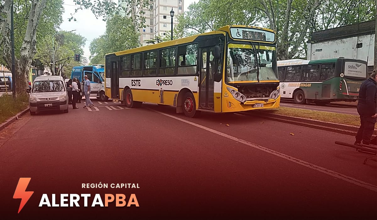 Murió un adolescente de 15 años en La Plata tras chocar con un micro de la Línea Este