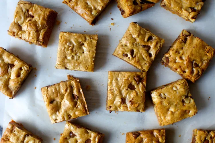A stray of square cut blondies