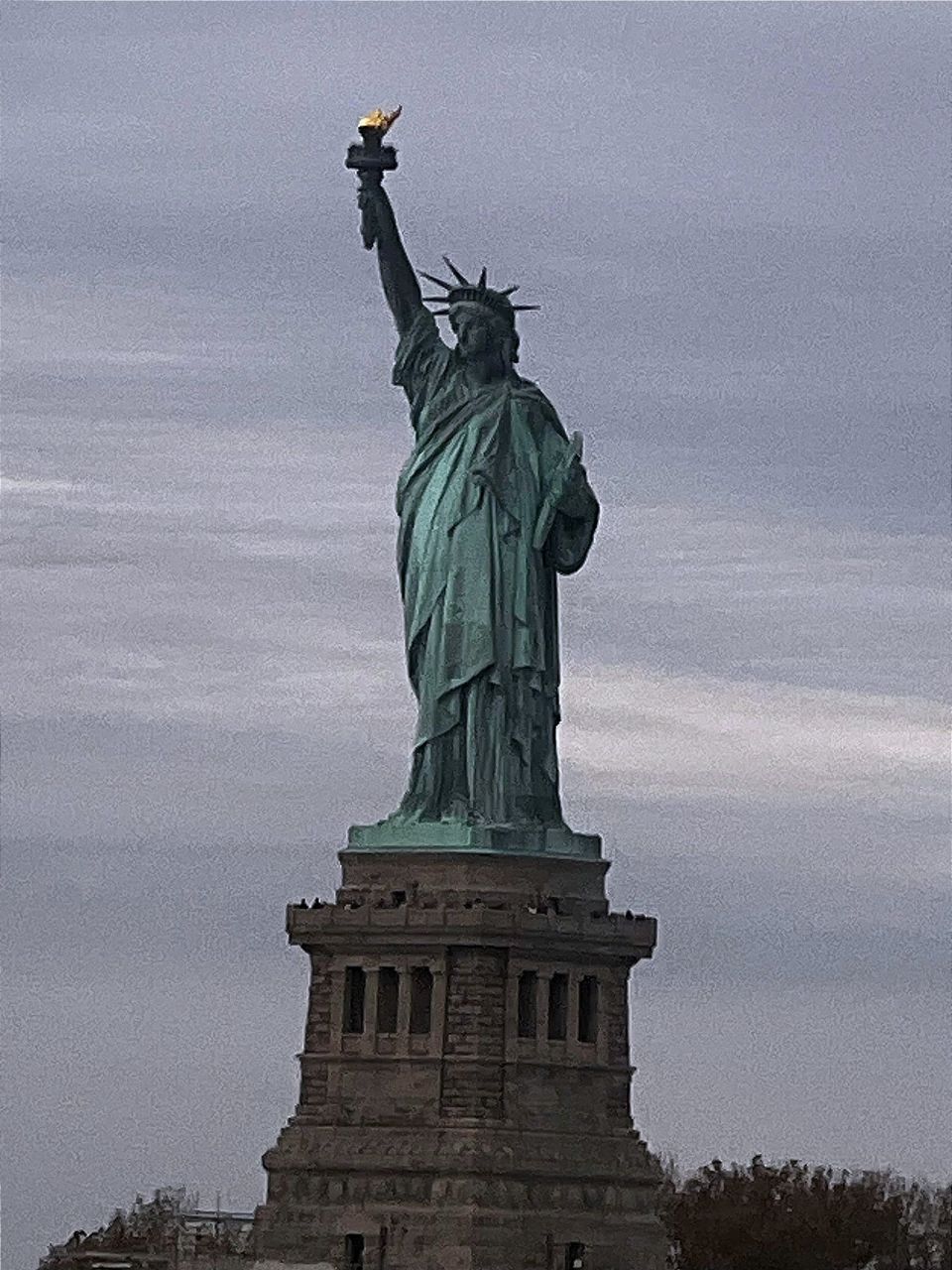 Başkan Trump, Amerika’nın en büyük hukuk bürolarını dize getiriyor.