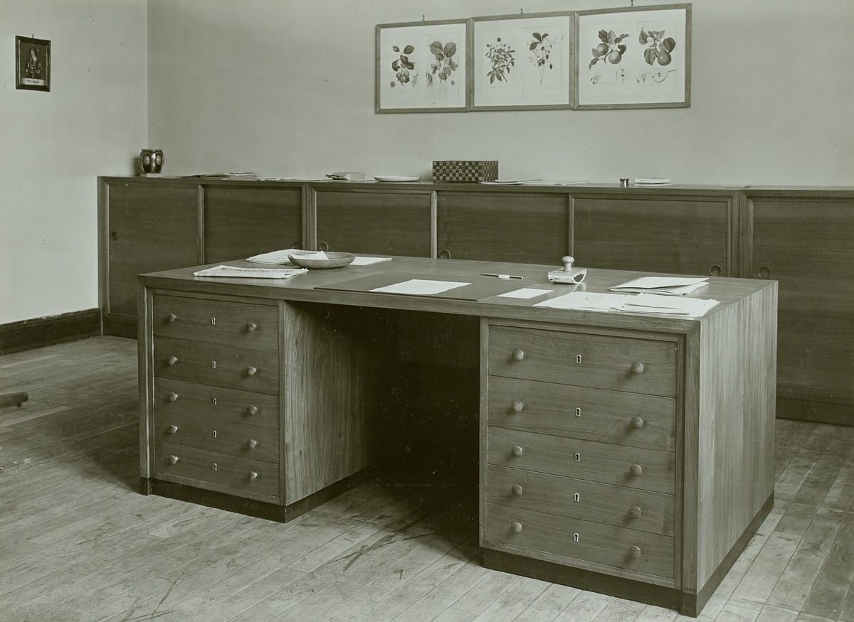 A photo of a desk - Schreibtisch by Möbius, Walter (Herstellung) (Fotograf) - Deutsche Fotothek, Germany - CC BY-SA.