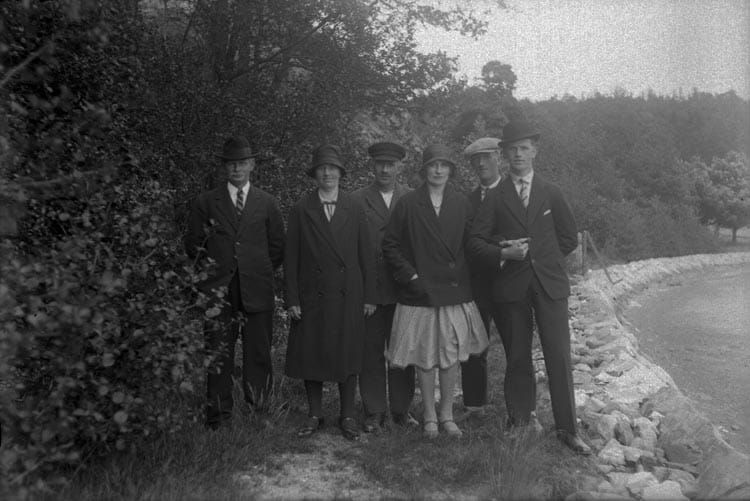 People stood by a river - from Promenerande sällskap på strandvägen Ramdalen by Josefsson-Björk, Karl - Bohuslän Museum, Sweden - Public Domain.