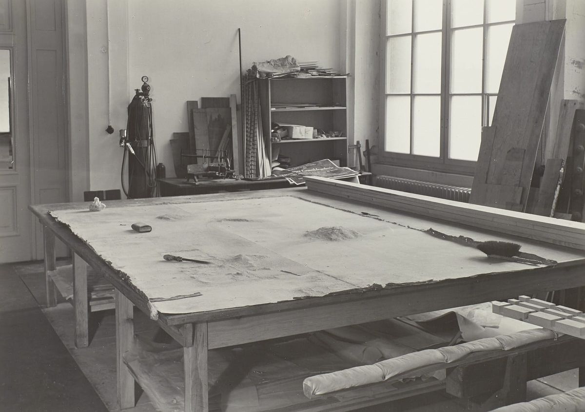 A photo of a woodworking studio - From - Restaurierungswerkstatt by Ludwig, Herbert (Herstellung) (Fotograf) - Deutsche Fotothek, Germany - CC BY-SA.