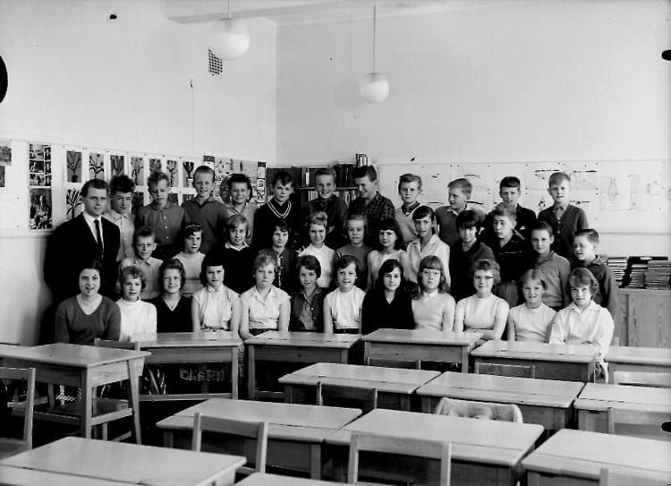 An old photo of students in a classroom in Sweden - Klassrumsinteriör, 35 skolbarn med lärare. by Lindskog, Sven - Örebro County Museum, Sweden - Public Domain.