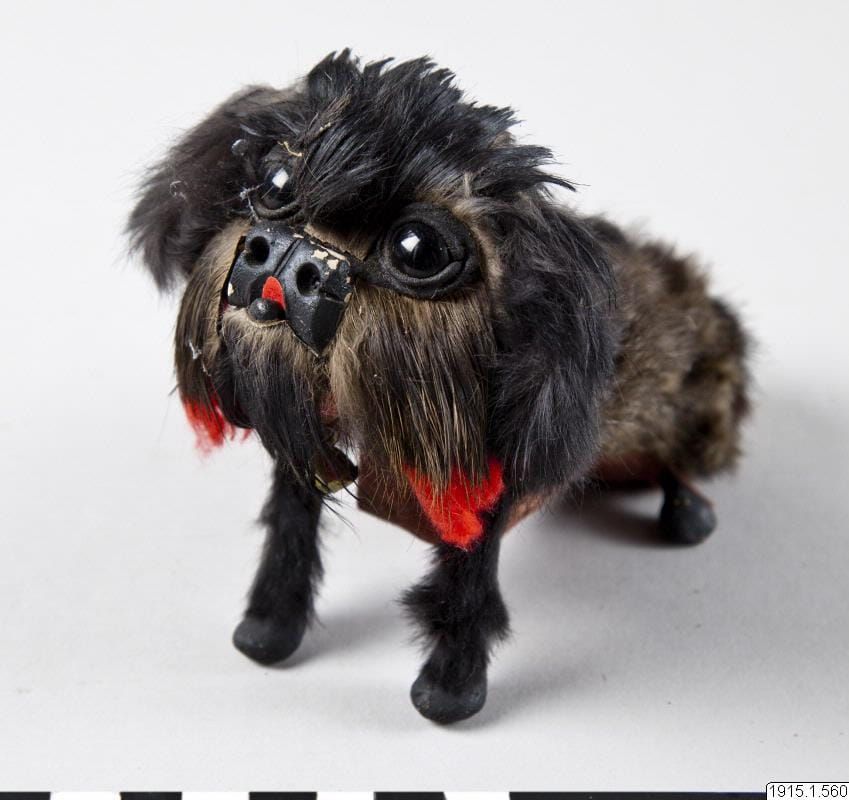 A photo of an old cuddly dog toy - leksak, toy - Museum of Ethnography, Sweden - CC BY.