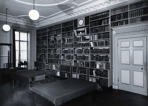A photo of a museum in London from - The Wellcome Historical Medical Museum, 28 Portman Square, London: part of the Library, c. 1954. Photograph. - 1954 - Wellcome Collection, United Kingdom 