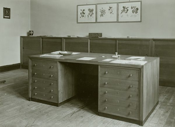 A photo of a desk - Schreibtisch by Möbius, Walter (Herstellung) (Fotograf) - Deutsche Fotothek, Germany - CC BY-SA.