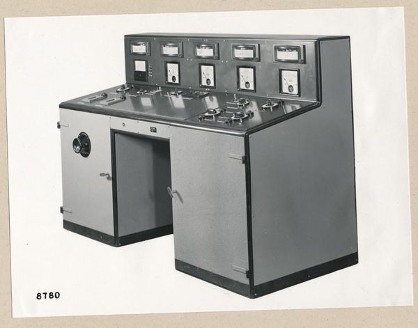 A photo of an old dashboard console