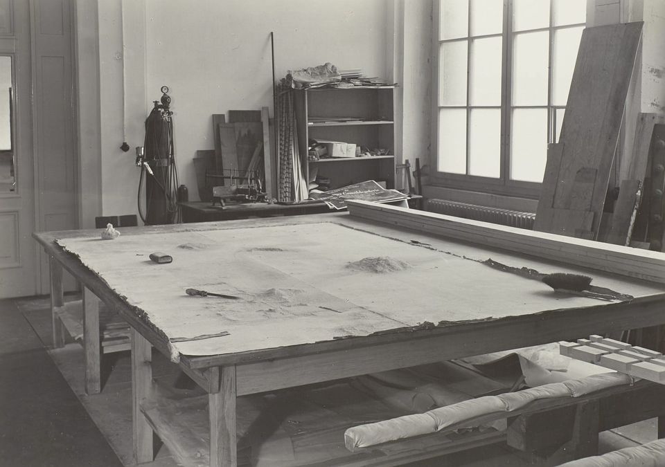 A photo of a woodworking studio - From - Restaurierungswerkstatt by Ludwig, Herbert (Herstellung) (Fotograf) - Deutsche Fotothek, Germany - CC BY-SA.