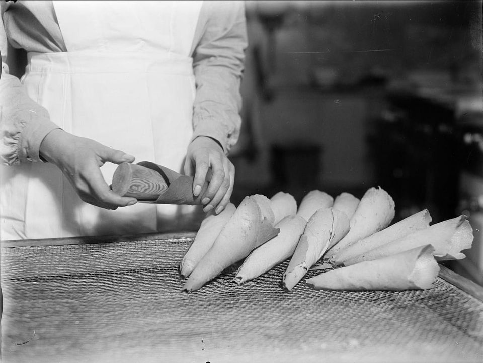 An old photo of someone baking - Bakning - Fackskolan för huslig ekonomi, Uppsala by Sundgren, Gunnar - Upplands Museum, Sweden - CC BY-NC-ND.